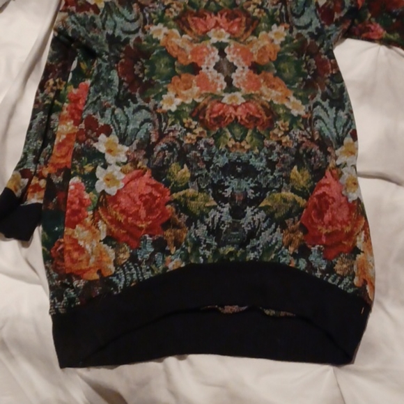 Sweater - Picture 8 of 8